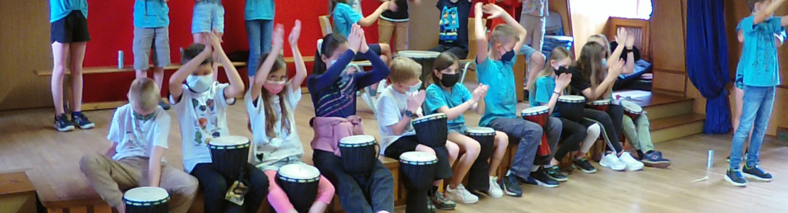 Eine Schülergruppe der 4. Klasse mit Percussionsinstrumenten