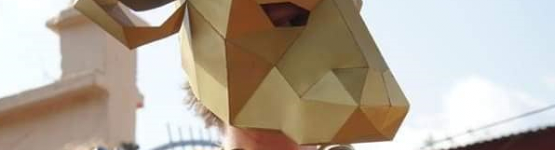Move2gether! Ein inklusives Tanzexperiment. Person mit goldener Tiermaske und goldener Kette