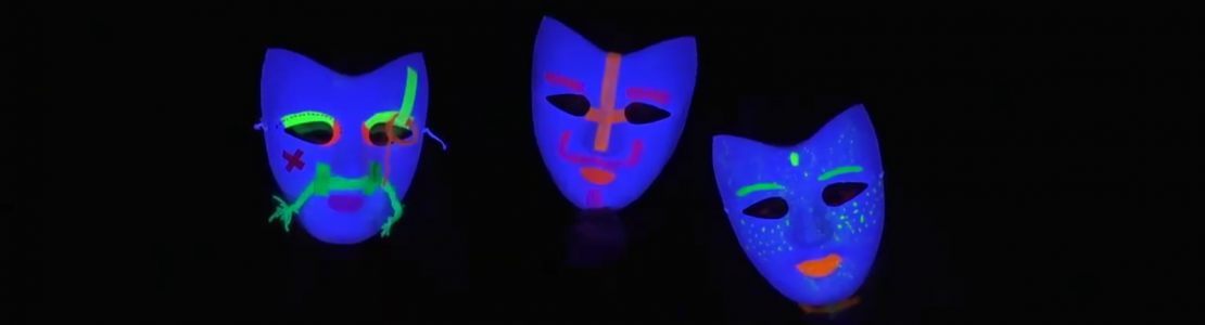 Emilia Galotti. Ein Schwarzlichttheater Drei blaue Masken im Schwarzlicht
