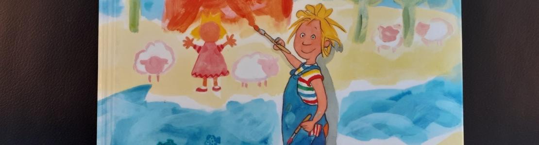 Ein  Mädchen steht vor einer Staffelei und malt.